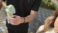 Sebelumnya adik dari Jess No Limit itu juga sempat jalan-jalan bersama Erwin ke Pantai Indah Kapuk. Di sana mereka terlihat jajan es krim cone dengan varian rasa berbeda. Foto: Instagram @jessicajane99