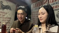 Tidak hanya kulineran di restoran, tetapi pasangan selebgram ini juga sempat makan di warung tenda pinggir jalan. Di sini mereka mencicipi kuliner esktrem mulai dari darah ular sampai ular goreng. Foto: Instagram @jessicajane99
