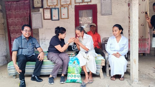 Ketua TP PKK Badung Rasniathi Adi Arnawa beserta pengurus PKK Badung saat melaksanakan kegiatan aksi sosial Peduli Badung di Kelurahan Abianbase dan Sempidi, Minggu (13/4/2025). (Foto: Dok. Pemkab Badung)