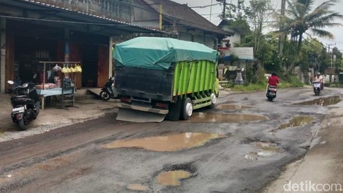 Kondisi ruas jalan dari Selat menuju Muncan, Karangasem, Bali, Minggu (13/4/2025). (Foto: I Wayan Selamat Juniasa/detikBali)