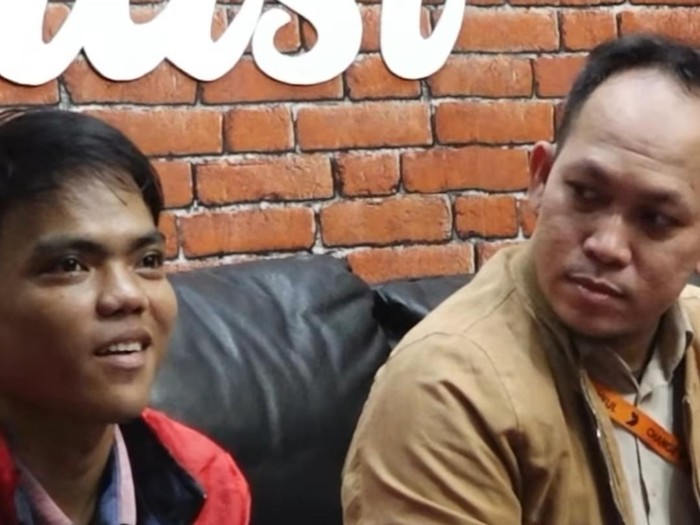 Korban penahanan ijazah oleh perusahaan di Surabaya