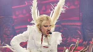 Semua tahu Lady Gaga karena Bad Romance dan Just Dance. Bertahun-tahun nyanyi dia akhirnya mendobrak layar lewat film pemenang Oscar A Star Is Born (2018) dan lanjut ke House of Gucci (2021). (Foto: Kevin Mazur/Getty Images for Coa/Kevin Mazur)