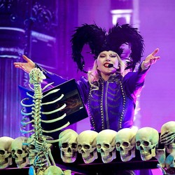 Heboh! Perusuh yang Peluk Ariana Grande Diusir dari Konser Lady Gaga