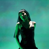 Saat menyanyikan ‘Poker Face’ di atas set panggung berbentuk papan catur, Lady Gaga tampil dalam veil hitam dan bodysuit renda. Foto: Kevin Mazur/Getty Images for Coa/Kevin Mazur