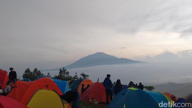 Lautan awan di Bukit Pamoroan Majalengka.