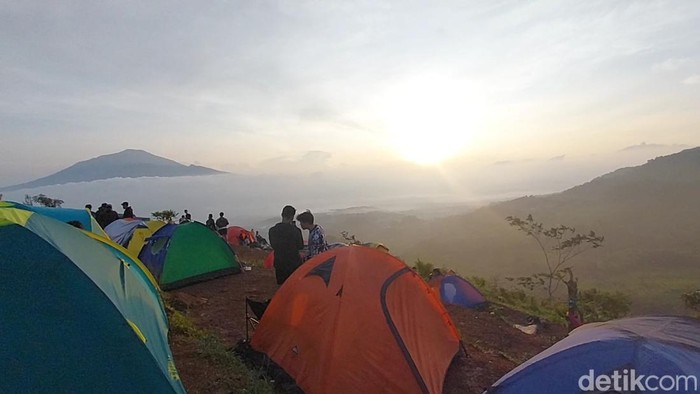 Lautan awan di Bukit Pamoroan Majalengka.