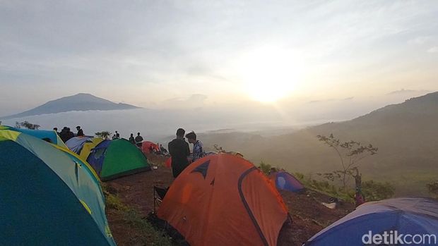 Lautan awan di Bukit Pamoroan Majalengka.