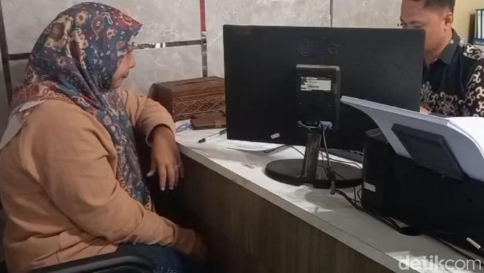 Lidya Meidika (40), IRT tertipu pembelian mobil dan melaporkan kejadian ke SPKT Polrestabes Palembang