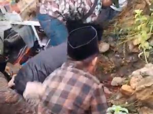Pulang dari Hajatan, Pengantar Manten Tertimbun Longsor di Bangkalan