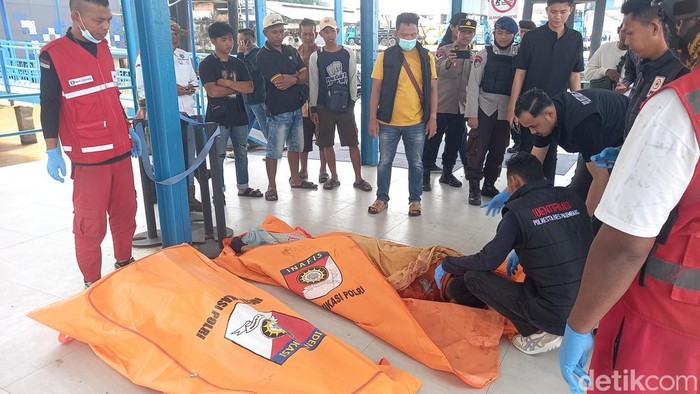 Mayat pekerjaan kapal dievakuasi ke RS Bhayangkara Palembang