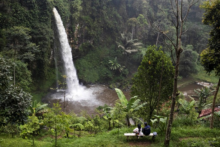 Melihat Keindahan Curug Bugbrug di Cisarua Wisatawan berjalan di dekat Curug Bugbrug di Cisarua, Kabupaten Bandung Barat, Jawa Barat, Minggu (13/4/2025). Air terjun atau curug yang dikelola oleh Perhutani KPH Bandung Utara dengan Lembaga Masyarakat Desa Hutan (LMDH) Cihanjuang Rahayu tersebut memiliki ketinggian sekitar 25 meter dan menjadi potensi wisata unggulan yang dapat meningkatkan kunjungan pariwisata serta perekonomian masyarakat di kawasan tersebut. ANTARA FOTO/Abdan Syakura/rwa.