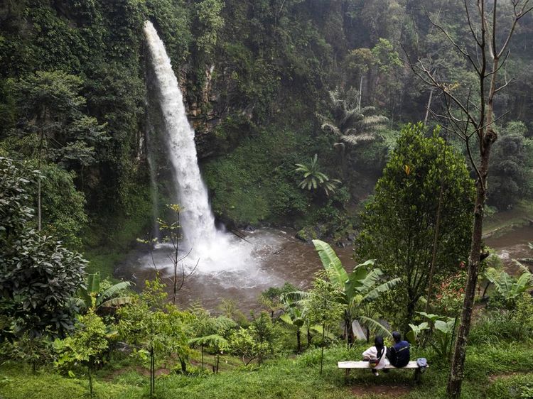 Melihat Keindahan Curug Bugbrug di Cisarua