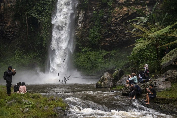 Melihat Keindahan Curug Bugbrug di Cisarua Wisatawan berjalan di dekat Curug Bugbrug di Cisarua, Kabupaten Bandung Barat, Jawa Barat, Minggu (13/4/2025). Air terjun atau curug yang dikelola oleh Perhutani KPH Bandung Utara dengan Lembaga Masyarakat Desa Hutan (LMDH) Cihanjuang Rahayu tersebut memiliki ketinggian sekitar 25 meter dan menjadi potensi wisata unggulan yang dapat meningkatkan kunjungan pariwisata serta perekonomian masyarakat di kawasan tersebut. ANTARA FOTO/Abdan Syakura/rwa.