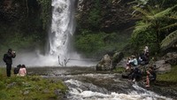 Curug yang dikelola oleh Perhutani KPH Bandung Utara dengan Lembaga Masyarakat Desa Hutan Cihanjuang Rahayu tersebut memiliki ketinggian sekitar 25 meter. 