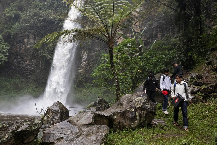 Melihat Keindahan Curug Bugbrug di Cisarua Wisatawan berjalan di dekat Curug Bugbrug di Cisarua, Kabupaten Bandung Barat, Jawa Barat, Minggu (13/4/2025). Air terjun atau curug yang dikelola oleh Perhutani KPH Bandung Utara dengan Lembaga Masyarakat Desa Hutan (LMDH) Cihanjuang Rahayu tersebut memiliki ketinggian sekitar 25 meter dan menjadi potensi wisata unggulan yang dapat meningkatkan kunjungan pariwisata serta perekonomian masyarakat di kawasan tersebut. ANTARA FOTO/Abdan Syakura/rwa.