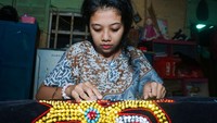 Perajin menyelesaikan pembuatan pakaian adat di kawasan Jumpi, Balikpapan, Kalimantan Timur.