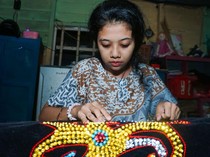 Melihat Pembuatan Pakaian Adat Kalimantan Timur