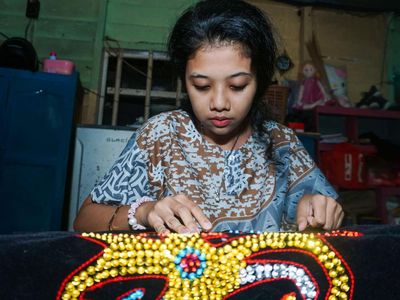 Melihat Pembuatan Pakaian Adat Kalimantan Timur