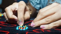 Menurut perajin, dalam satu bulan mampu menjual 10 set pakaian adat berupa atasan serta bawahan untuk ukuran orang dewasa dan 70 set pakaian untuk ukuran anak-anak.
