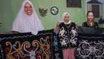 Melihat Pembuatan Pakaian Adat Kalimantan Timur