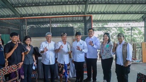 Menteri Lingkungan Hidup Republik Indonesia Hanif Faisol Nurofiq saat meninjau TPS3R di Gianyar, Bali, Sabtu (12/4/2025).