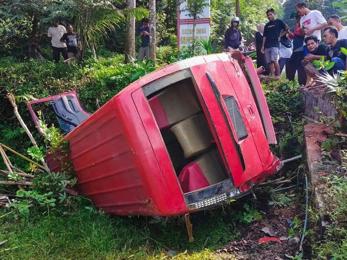 Mobil Isuzu Elf terguling masuk parit di Desa Sambirata, Kecamatan Cilongok, Kabupaten Banyumas, Minggu (13/4/2025).