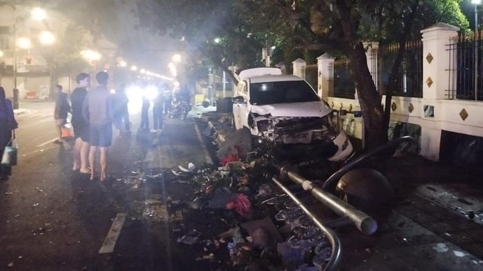 Mobil nyasar ke trotoar di Bandung.