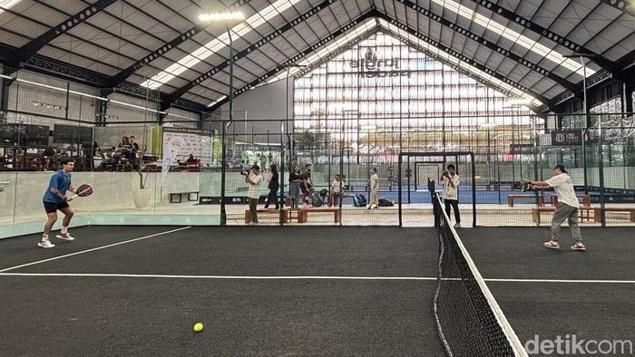 Olahraga padel di Surabaya