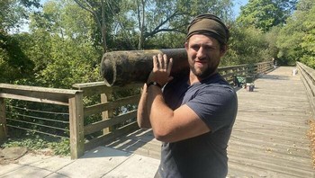 Kami menemukan peluru raksasa hari ini. Beratnya 125 Lbs dan Bertanda 62-Tbt95 dan U.s.s.a.f, ujar orang ini. Hmm, itu senjata yang belum meledak, loh. Foto: Ok-Photograph6856 via Bored Panda