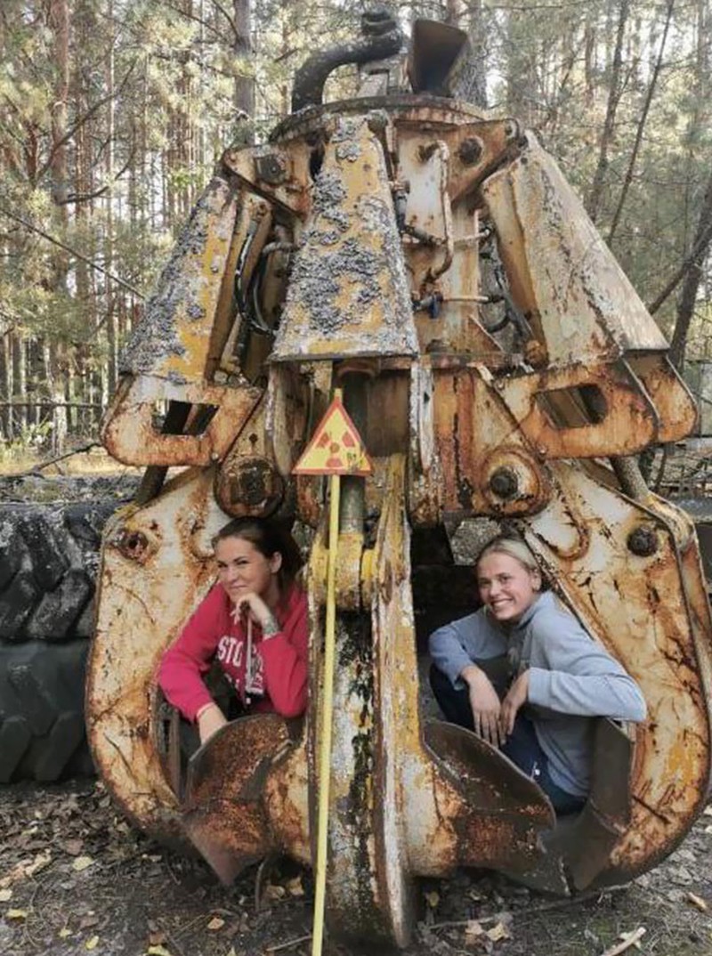 Orang-orang ini tidak sadar bahwa hal yang mereka lakukan ini membahayakan nyawa mereka. Hati-hati!
