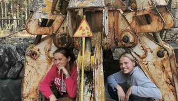 Turis di Chernobyl, duduk di cakar ekskavator yang digunakan setelah bencana. Radiasinya sangat mematikan. Foto: TheEvilFlea via Bored Panda  