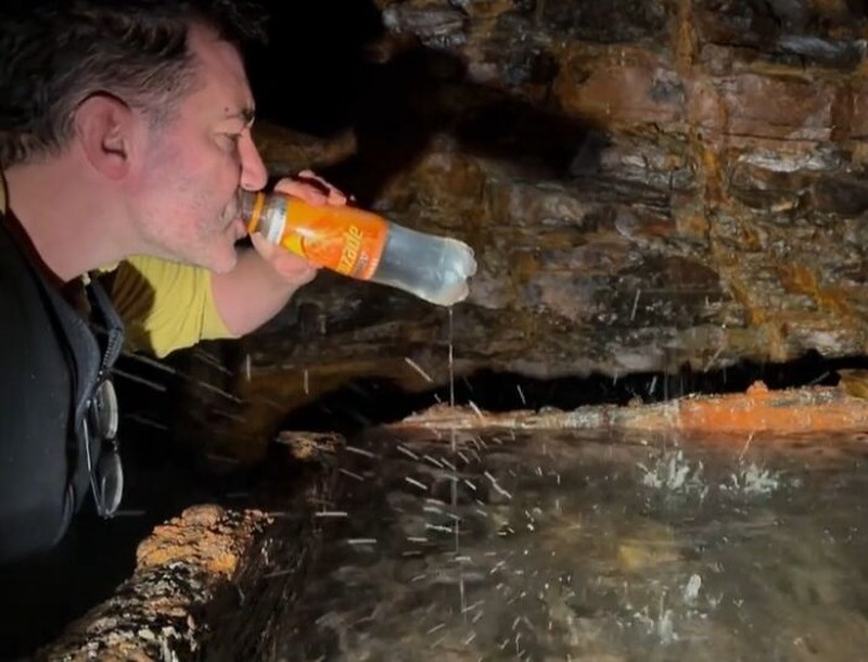 Orang-orang ini tidak sadar bahwa hal yang mereka lakukan ini membahayakan nyawa mereka. Hati-hati!