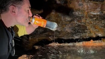 Minum air di tambang. Foto: Underground_1973 via Bored Panda  