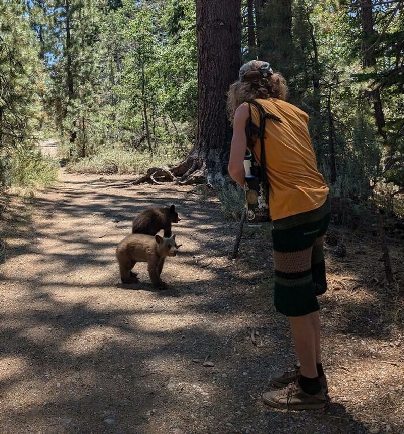 Orang-orang ini tidak sadar bahwa hal yang mereka lakukan ini membahayakan nyawa mereka. Hati-hati!