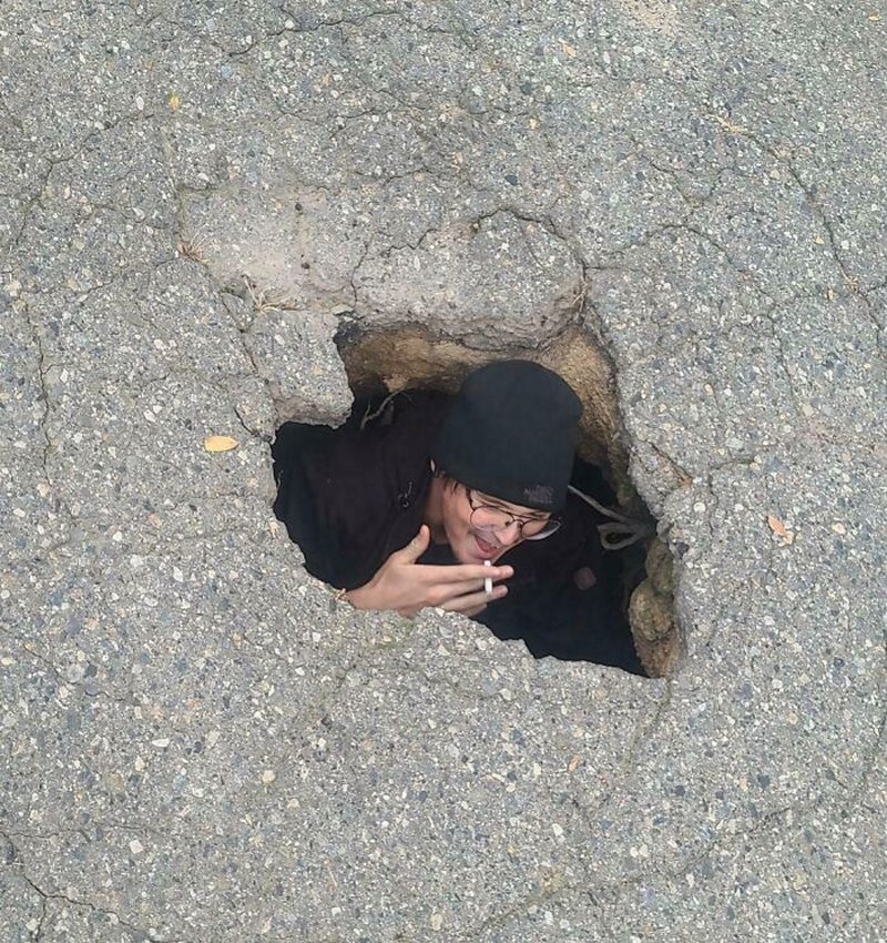 Orang-orang ini tidak sadar bahwa hal yang mereka lakukan ini membahayakan nyawa mereka. Hati-hati!