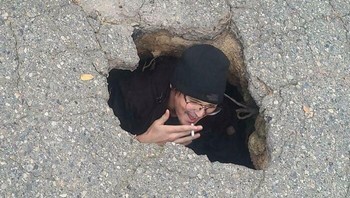 Masuk ke sink hole. Entah apa yang dipikirkannya. Foto: R1CHQK via Bored Panda  