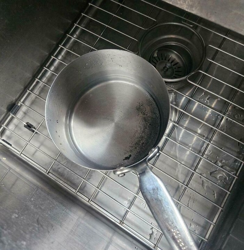 Orang-orang ini tidak sadar bahwa hal yang mereka lakukan ini membahayakan nyawa mereka. Hati-hati!