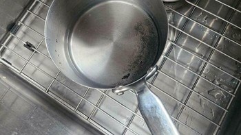 Seseorang pulang ke rumah dan mendapati ibunya merebus pemutih untuk membersihkan panci dari gula yang gosong. Alhasil, ada gas yang sangat beracun mengisi rumah. Foto: willgrowlikeamen via Bored Panda  