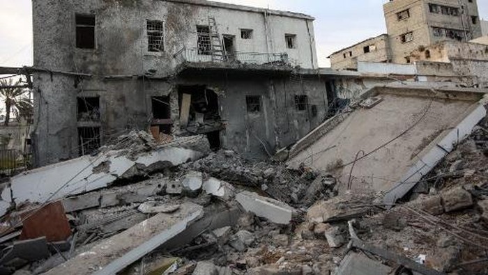 Rubble is piled up in the aftermath of an Israeli strike on the Al-Ahli hospital, also known as the Baptist or Ahli Arab hospital, in Gaza City on April 13, 2025. Gazas civil defence agency said an Israeli airstrike destroyed parts of the hospital early on April 13, after Israel seized a corridor in the war-battered Palestinian territory and said it planned to expand its military offensive. (Photo by Omar AL-QATTAA / AFP)