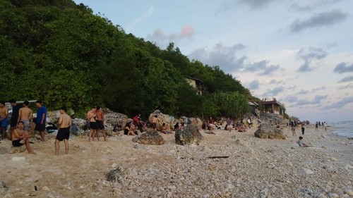 Pantai Nyang Nyang, Desa Pecatu, Badung, Bali, Senin (7/4/2025). Pantai tersebut memiliki pasir cokelat keputihan dengan bebatuan.
