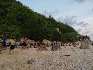 Pesona Senja di Pantai Nyang Nyang: Pantai Berbatu dengan Pasir Keputihan