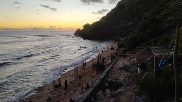 Pantai Nyang Nyang di Desa Pecatu, Badung, Bali, Senin (7/4/2025). Pantai tersebut terletak di balik tebing.