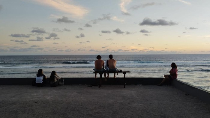 Wisatawan menikmati senja di Pantai Nyang Nyang, Desa Pecatu, Badung, Bali, Senin (7/4/2025).