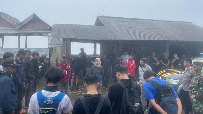 Para pendaki ilegal di Merapi saat diamankan petugas TNGM dan kepolisian Selo, Boyolali, Minggu (13/4/2025)