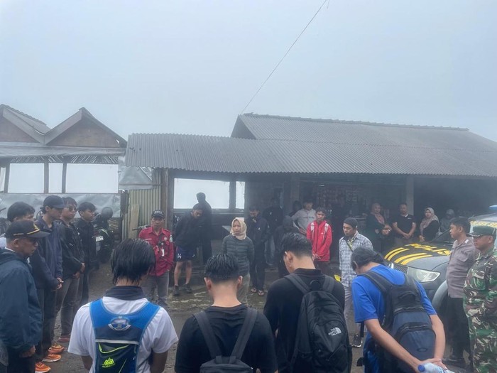 Para pendaki ilegal di Merapi saat diamankan petugas TNGM dan kepolisian Selo, Boyolali, Minggu (13/4/2025)