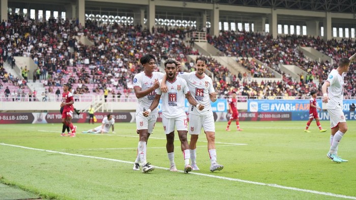 Pemain Malut United saat merayakan gol ke gawang Persis Solo.
