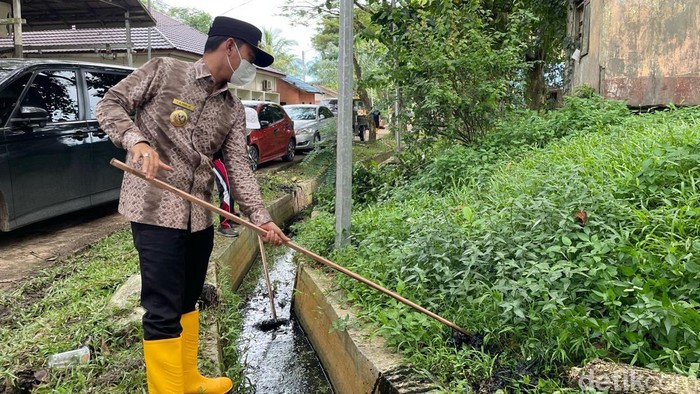 Pembersihan TPA Basirih secara serentak dilakukan seluruh elemen masyarakat di Banjarmasin. Itu dilakukan untuk mengembalikan fungsi saluran air di sana.