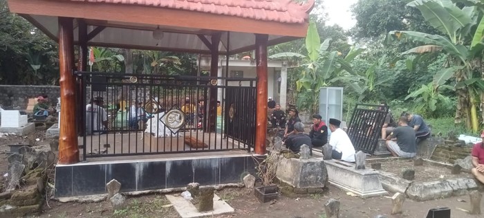 Pembongkaran makam palsu di Ponorogo