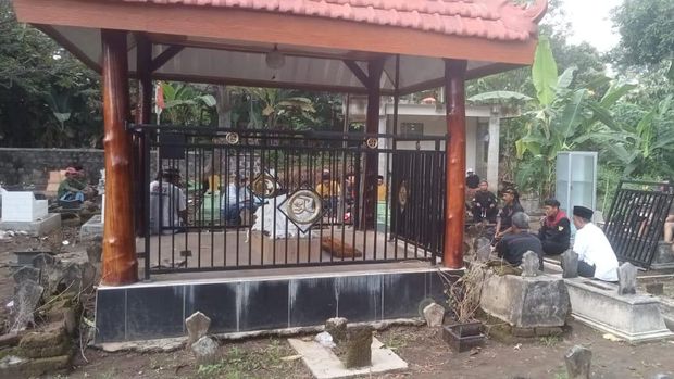 Pembongkaran makam palsu di Ponorogo