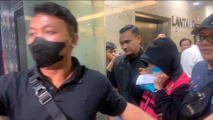 Penampakan empat tersangka kasus suap vonis lepas korupsi minyak goreng ditahan Kejagung (Mulia/detikcom)